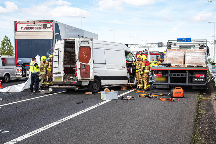 Ernstig ongeval tussen bestelbus en vrachtwagen